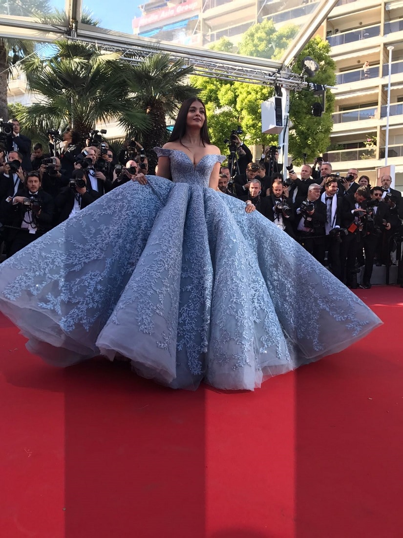 When Aishwarya Rai Bachchan Had Walked The Red Carpet Of Cannes For The  First Time 20 Years Ago