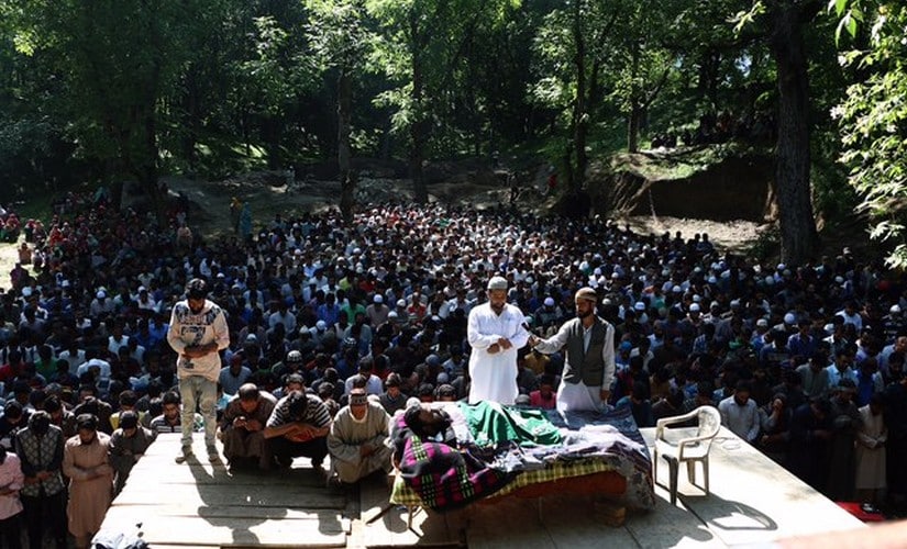People gathered at the funeral of Sabzar Ahmad Bhat. Image courtesy: Hilal Shah/Sameer Yasir