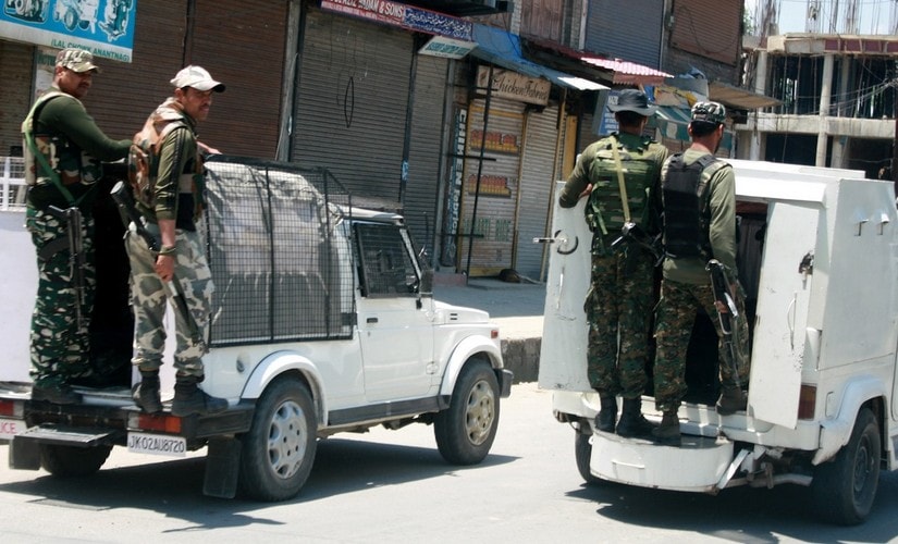 Police vehicles patrolling the roads in Kashmir. Image courtesy: Hilal Shah/Sameer Yasir