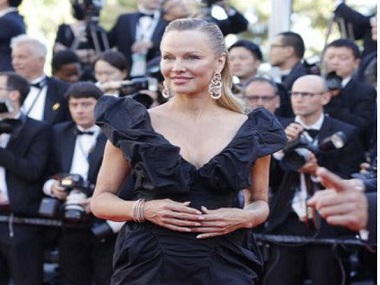 Cannes 2017: Pamela Anderson stuns in a never-seen-before avatar on red carpet Cannes 2017: Pamela Anderson stuns in a never-seen-before avatar on red carpet