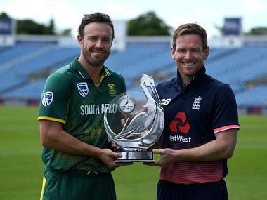 South Africa skipper AB de Villiers and England captain Eoin Morgan. Image courtesy: Twitter/ @englandcricket