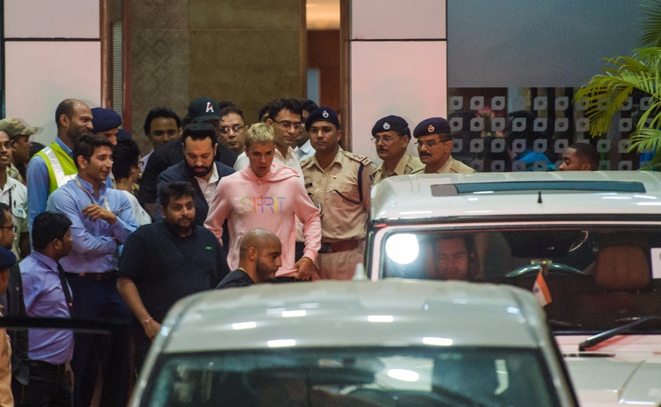 Bieber, who flew down to Mumbai from Dubai, which was his previous pit-stop on the Purpose World Tour, was dressed casually in a pink hoodie and shorts and seemed unfazed by the heavy crowds gathered near the Mumbai International Airport, hoping for a glimpse of him. Photo courtesy Firstpost Hindi Bieber, who flew down to Mumbai from Dubai, which was his previous pit-stop on the Purpose World Tour, was dressed casually in a pink hoodie and shorts and seemed unfazed by the heavy crowds gathered near the Mumbai International Airport, hoping for a glimpse of him. Photo courtesy Firstpost Hindi