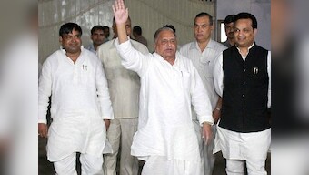 Samajwadi Party splits? No one knows for sure until Mulayam chooses between brother and son