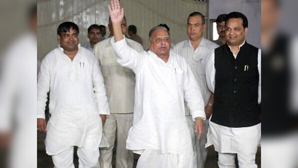 Samajwadi Party splits? No one knows for sure until Mulayam chooses between brother and son