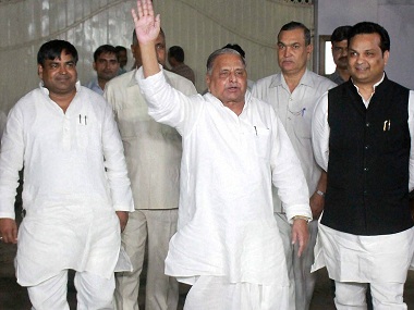 Samajwadi Party splits? No one knows for sure until Mulayam chooses between brother and son Samajwadi Party splits? No one knows for sure until Mulayam chooses between brother and son