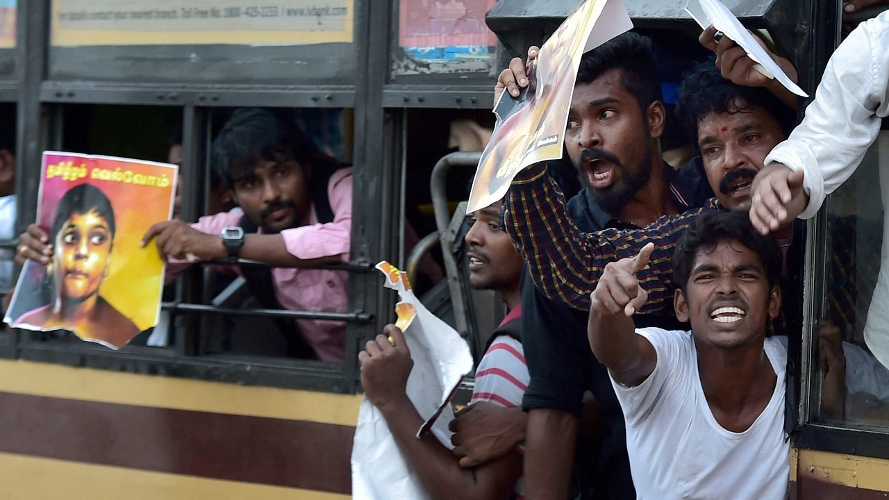 chennai-police-detains-pro-tamil-activists-at-marina-beach-for-holding