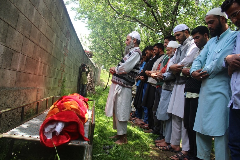 Friends and relatives of Ummer Fayaz attend his funeral. Image courtesy: Sameer Yasir