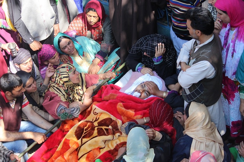 Family of Ummer Fayaz moruning his death. Image courtesy: Sameer Yasir
