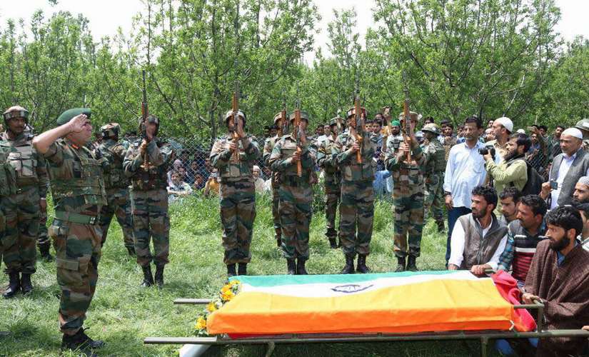 Soldiers of Indian Army pay tribute to Ummer Fayaz. Image courtesy: Indian Army