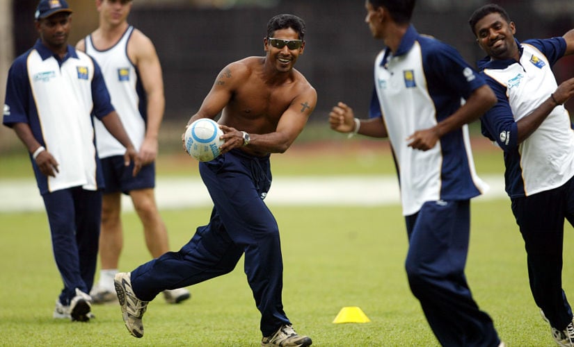 Sri Lankan players play rugby to warm-up during a training session in Colombo November 20, 2003, ahead of the second one-day international between England and Sri Lanka on Friday. Sri Lanka leads 1-0 in the three one-day internationals series between the two countries. Sri Lanka's Sanath Jayasuriya (L), Chaminda Vaas (3rd from R, facing the camera), Upul Chandana (2nd from R) and Muttiah Muralitharan (R). REUTERS/Arko Datta AD/ - RTRQMF6