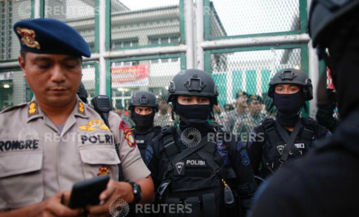 Dating a police officer in Jakarta