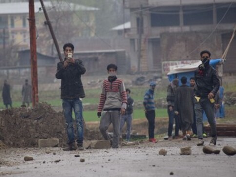 Kashmir unrest: Militants conduct door-to-door searches in Pulwama, thrash villagers Kashmir unrest: Militants conduct door-to-door searches in Pulwama, thrash villagers