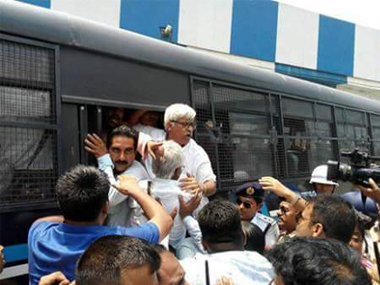 March to Nabanna: Several injured as Kolkata police crack down heavily on Left Front's peasants' rally March to Nabanna: Several injured as Kolkata police crack down heavily on Left Front's peasants' rally