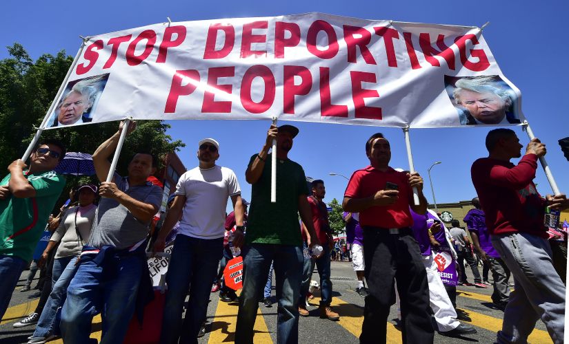 Cops declare riots in Portland during US May Day protests after 'anarchists' throw rocks, smoke bombs Cops declare riots in Portland during US May Day protests after 'anarchists' throw rocks, smoke bombs