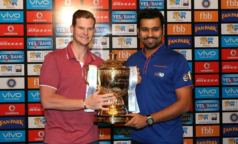 RPS captain Steve Smith (L) and his MI skipper Rohit Sharma with the IPL trophy before the final. Sportzpics
