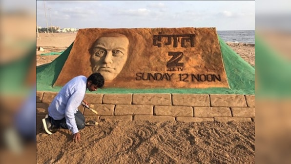 Dangal causes a sandstorm: Aamir Khan's face made into sand-sculpture on Mumbai beach