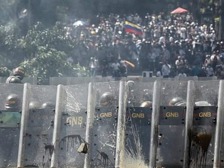 Venezuela crisis: Unrest continues as police fire tear gas to halt anti-government protesters