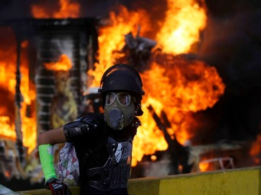 Venezuela crisis: Protesters burn trucks, erect barricades on main motorway Venezuela crisis: Protesters burn trucks, erect barricades on main motorway