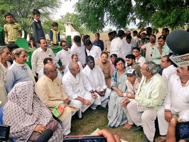 Arun Yadav with farmers. Twitter/@MPArunYadav