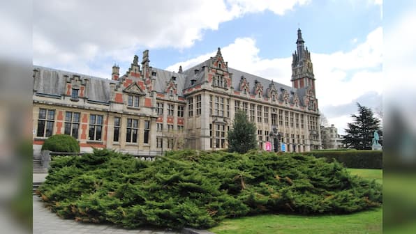 Free University of Brussels wants female graduates to wear low necklines because it looks good: Wait what?