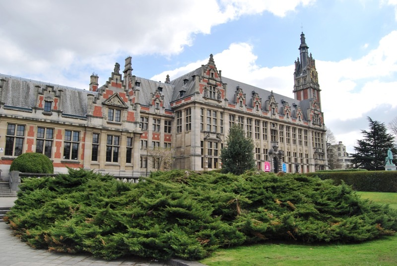 Free University of Brussels wants female graduates to wear low necklines because it looks good: Wait what? Free University of Brussels wants female graduates to wear low necklines because it looks good: Wait what?