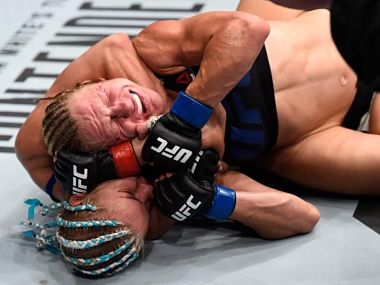 UFC boxer suffers diarrhea eruption during bout but wins hearts for her reaction to the embarrassment UFC boxer suffers diarrhea eruption during bout but wins hearts for her reaction to the embarrassment