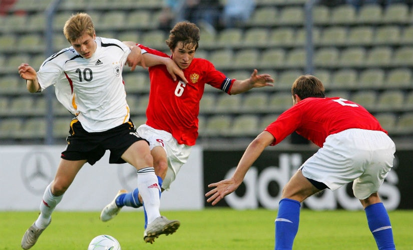 Toni Kroos of Germany (L) runs for the ball in front of Vadim Gagloev (C) and Sergey Morozov (R) of Russia during their semi-final match in the UEFA under 17 Championship at the Josy Barthel stadium in Luxembourg May 11, 2006. Reuters