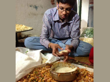 Meet Mohan Abhyas: Samosa vendor's son who secured 64th rank in IIT-JEE and wants to become a scientist Meet Mohan Abhyas: Samosa vendor's son who secured 64th rank in IIT-JEE and wants to become a scientist