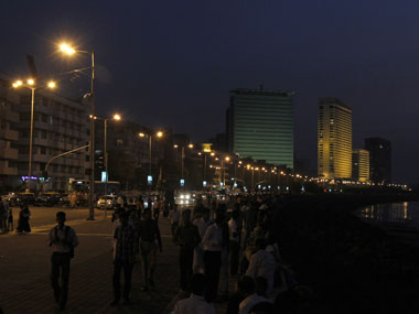 Mumbai: Girl washed away by high tide at Marine Drive after heavy rains lash city Mumbai: Girl washed away by high tide at Marine Drive after heavy rains lash city