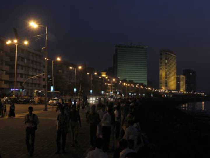 Mumbai: Girl washed away by high tide at Marine Drive after heavy rains lash city