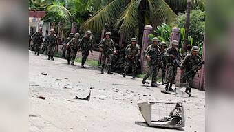 Philippine troops raise flag as bombs fall on Islamist-held Marawi city