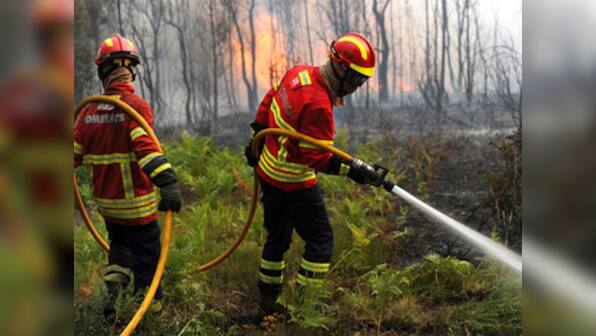 US wildfires: California governor Jerry Brown declares emergency as thousands forced to flee