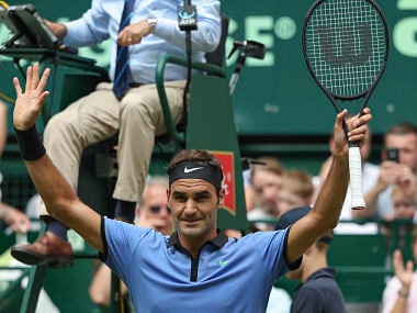 Halle Open: Roger Federer breezes into quarters with straight-sets victory over Mischa Zverev