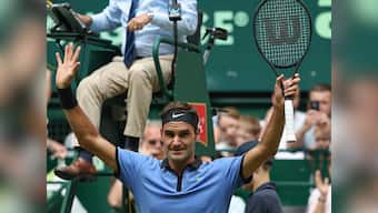 Halle Open: Roger Federer breezes into quarters with straight-sets victory over Mischa Zverev
