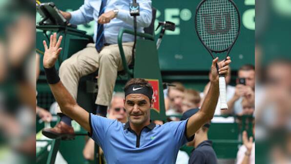 Halle Open: Roger Federer breezes into quarters with straight-sets victory over Mischa Zverev
