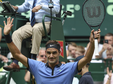 Halle Open: Roger Federer breezes into quarters with straight-sets victory over Mischa Zverev Halle Open: Roger Federer breezes into quarters with straight-sets victory over Mischa Zverev