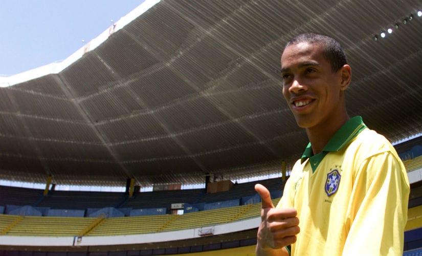 Brazilian star striker Ronaldinho gives a thumbs up as he arrives to have a look around the Jalisco stadium in Guadalajara with his teammates July 23. Brazil will face Germany in the opening game of the 1999 FIFA Confederations Cup. Reuters