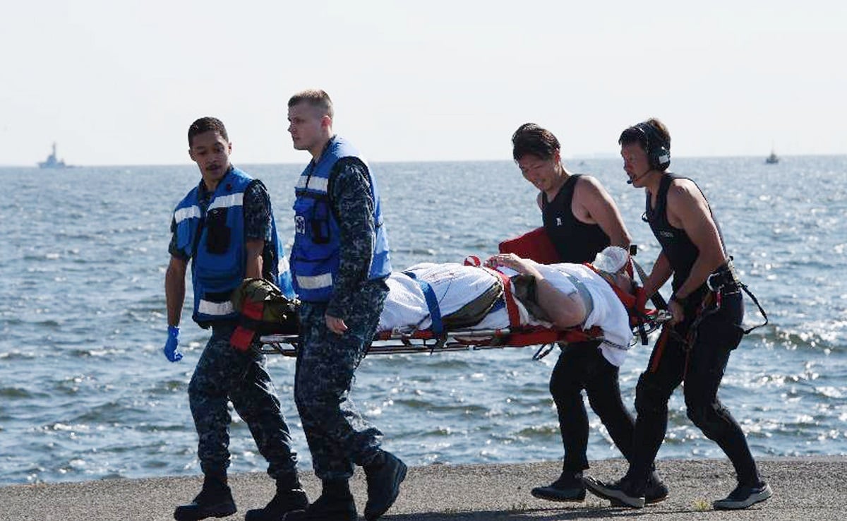 3-japanese-navy-ships-arrive-in-manila