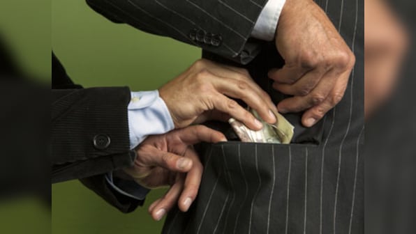 Indian-American CEO of IT firm, FutureNet Group pleads guilty to giving over $6,500 as bribe in the US