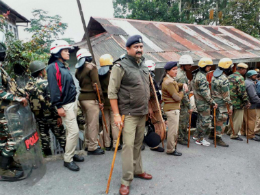 Darjeeling unrest: GJM activists throw petrol bombs, stone police; army deployed in Singmari Darjeeling unrest: GJM activists throw petrol bombs, stone police; army deployed in Singmari