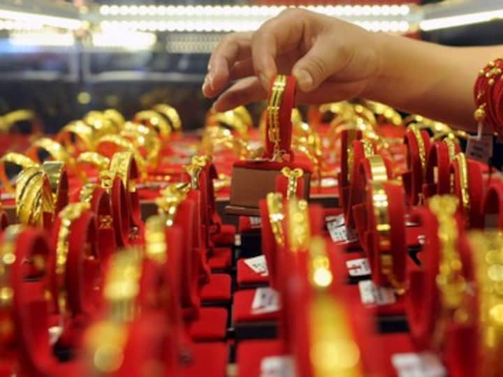 Gold falls by Rs 200 to Rs 32,620 per 10 gram on sluggish local demand, weak global cues; extends losses for 4th day