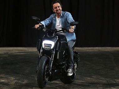 Former Top Gear host Richard Hammond injured in 'serious crash'; fractures knee Former Top Gear host Richard Hammond injured in 'serious crash'; fractures knee