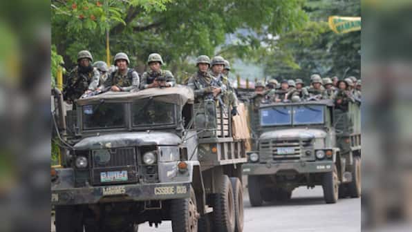 Philippines violence: Dozens flee Islamist gunmen in war-torn Marawi