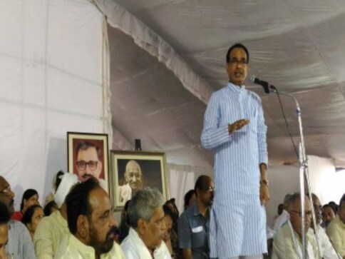 Madhya Pradesh protest: Shivraj Chouhan begins fast, says 'will give up life for farmers' Madhya Pradesh protest: Shivraj Chouhan begins fast, says 'will give up life for farmers'