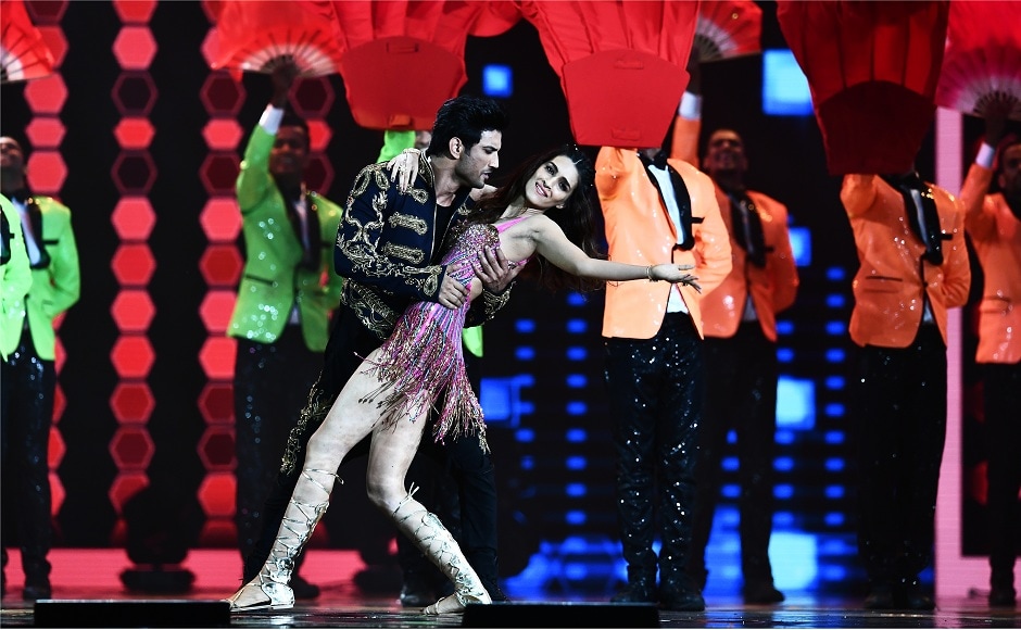 Bollywood actor Sushant Singh Rajput and actress Kriti Sanon perform during IIFA award of the 18th International Indian Film Academy (IIFA) Festival at the MetLife Stadium in East Rutherford, New Jersey, on July 15, 2017. / AFP PHOTO / JEWEL SAMAD