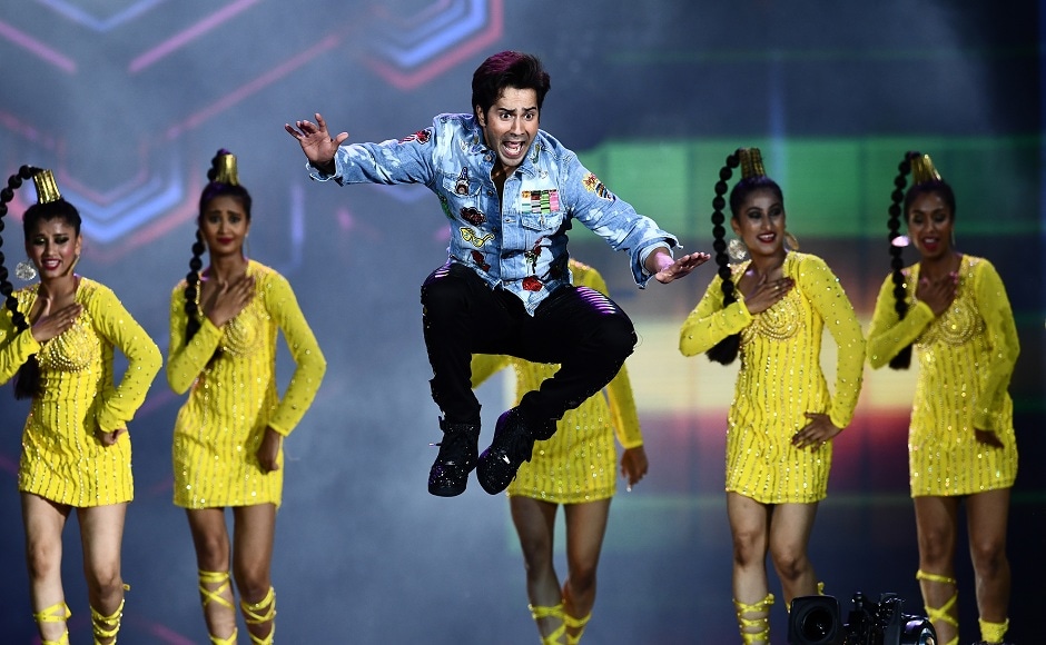 Bollywood actor Varun Dhawan performs on stage during the 18th International Indian Film Academy (IIFA) Festival at the MetLife Stadium in East Rutherford, New Jersey, on July 15, 2017. / AFP PHOTO / JEWEL SAMAD