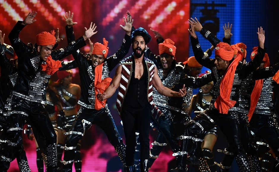 Bollywood Actor Shahid Kapoor performs on stage during the IIFA Awards July 15, 2017 at the MetLife Stadium in East Rutherford, New Jersey during the 18th International Indian Film Academy (IIFA) Festival. / AFP PHOTO / JEWEL SAMAD