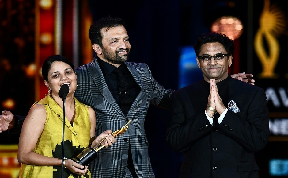 Best Picture Neerja's director Ram Madhvani (R) and staff thank the audience on stage during the IIFA Awards July 15, 2017 at the MetLife Stadium in East Rutherford, New Jersey during the 18th International Indian Film Academy (IIFA) Festival. / AFP PHOTO / Jewel SAMAD