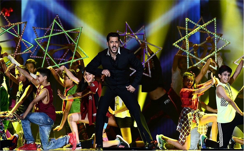 Bollywood actor Salman Khan (C) performs on stage during 18th International Indian Film Academy (IIFA) Festival at the MetLife Stadium in East Rutherford, New Jersey, on July 16, 2017. / AFP PHOTO / Jewel SAMAD