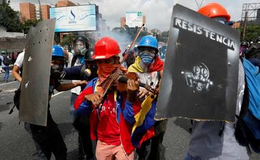 'Symphony of protests' across Venezuela as violinist's musical resistance goes viral